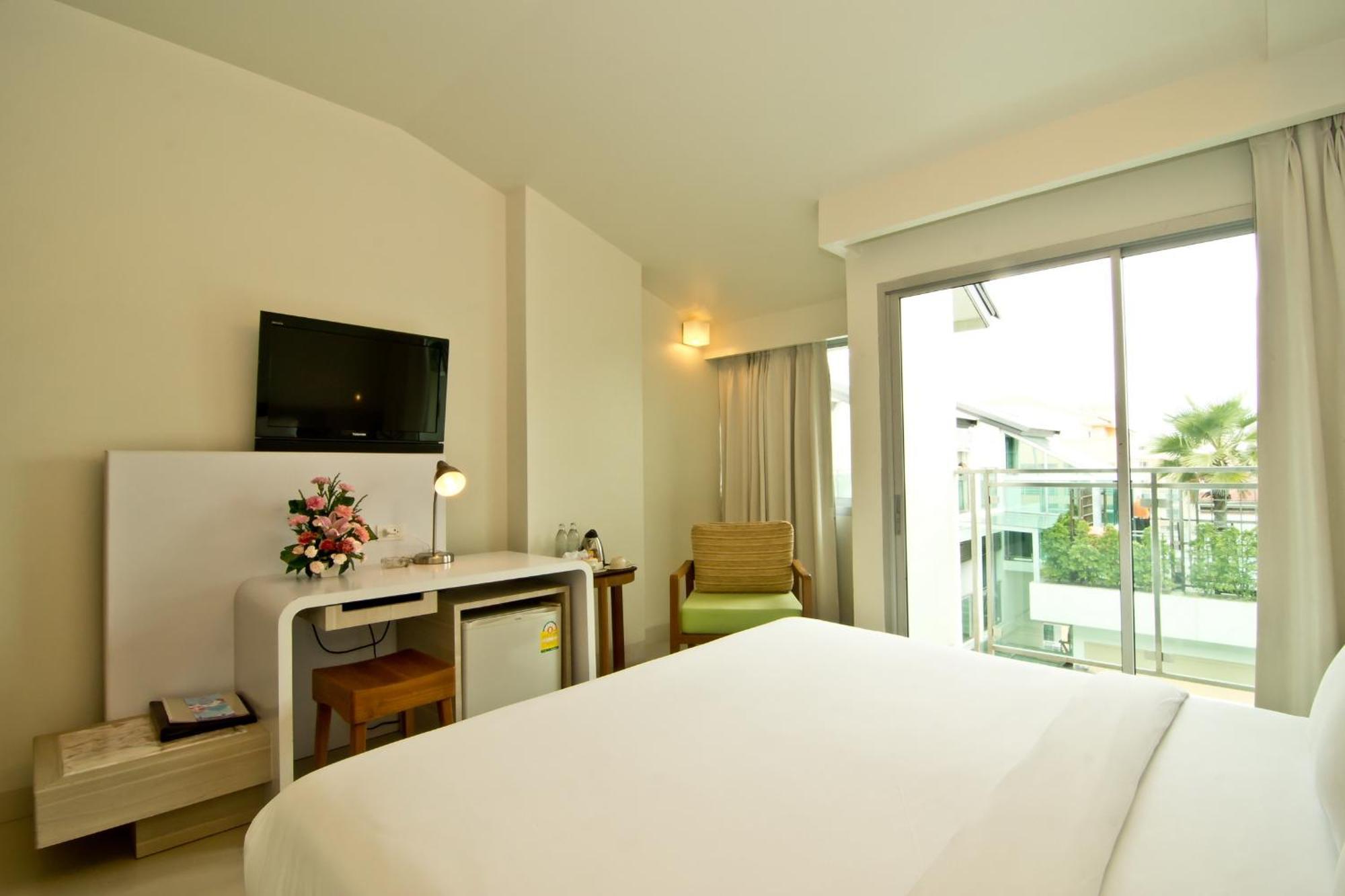 Deluxe Double or Twin Room Pool View